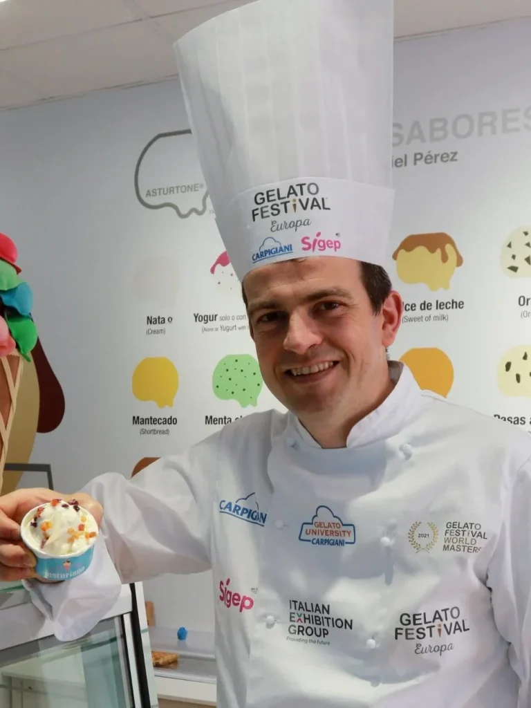 Daniel Pérez Fernandez, en su establecimiento de Luarca. J. M. PARDO